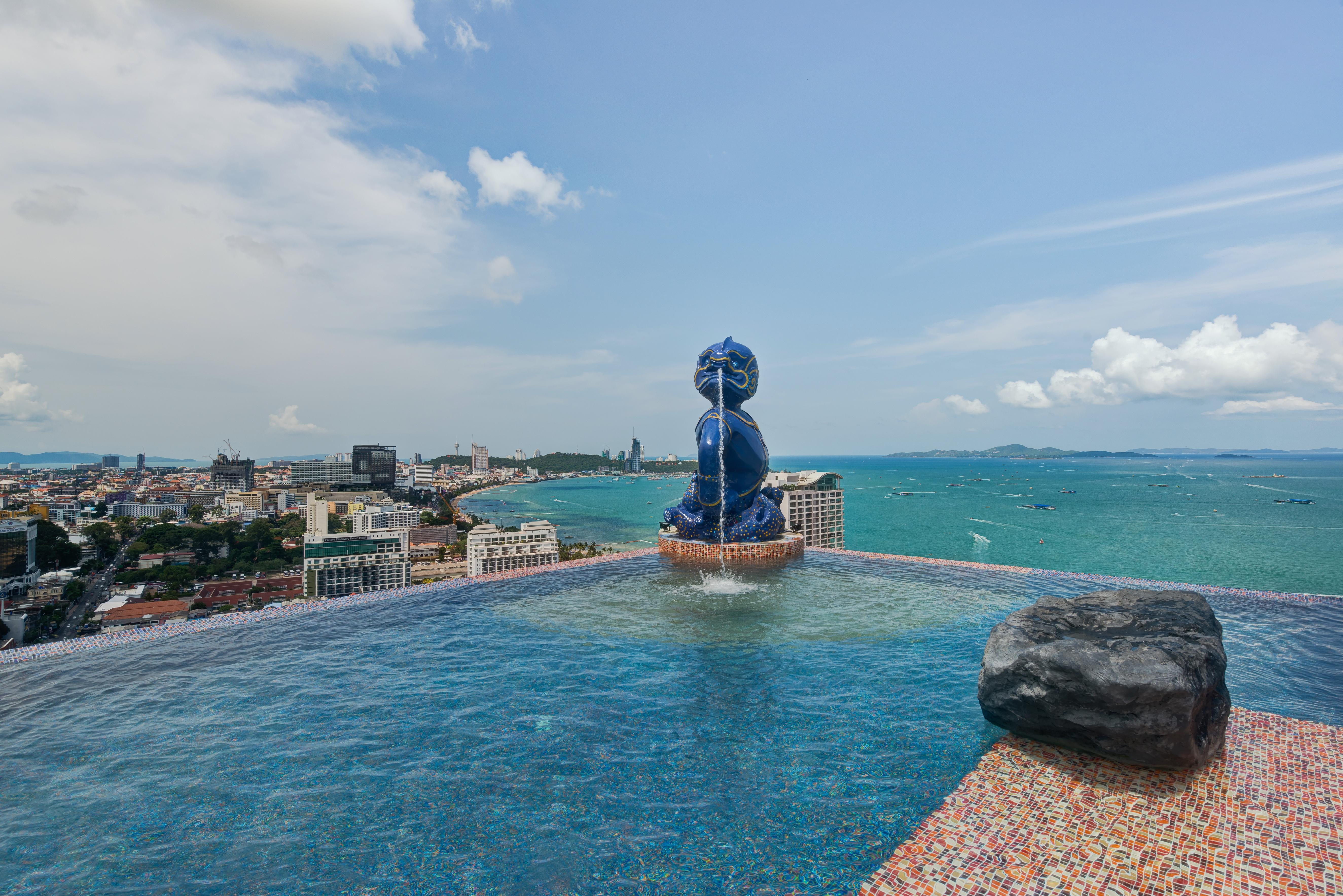 Siam@Siam Design Hotel Pattaya Exterior foto View of Pattaya from the rooftop pool of the Royal Cliff Beach Hotel