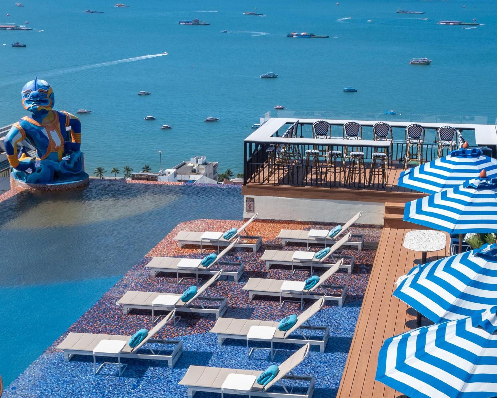 Siam@Siam Design Hotel Pattaya Exterior foto The pool at the hotel